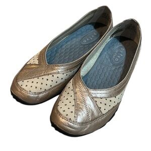 PRIVO DAREBIN BY CLARKS LEATHER ACTIVE FLATS PERFORATED IVORY METALLIC GOLD SZ 7